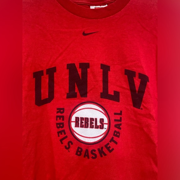 VINTAGE UNLV Rebels Basketball Nike Center Swoosh Tee Size Medium Red - Picture 2 of 4